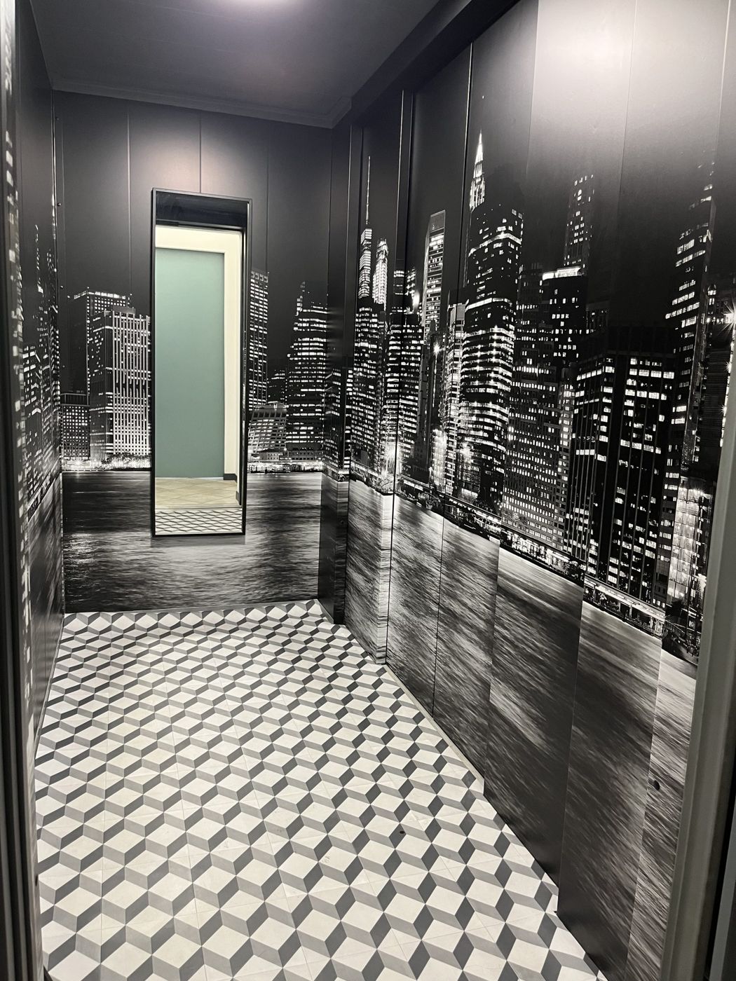 Ascensore decorato con skyline notturno