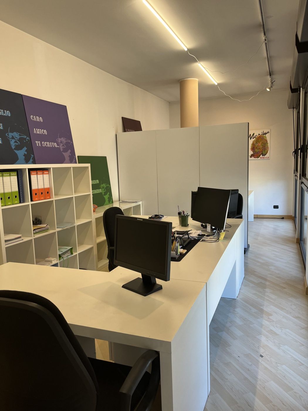 Ufficio con più postazioni affiancate