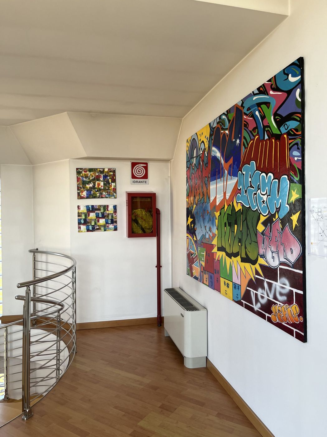 Pianerottolo del piano superiore con murale