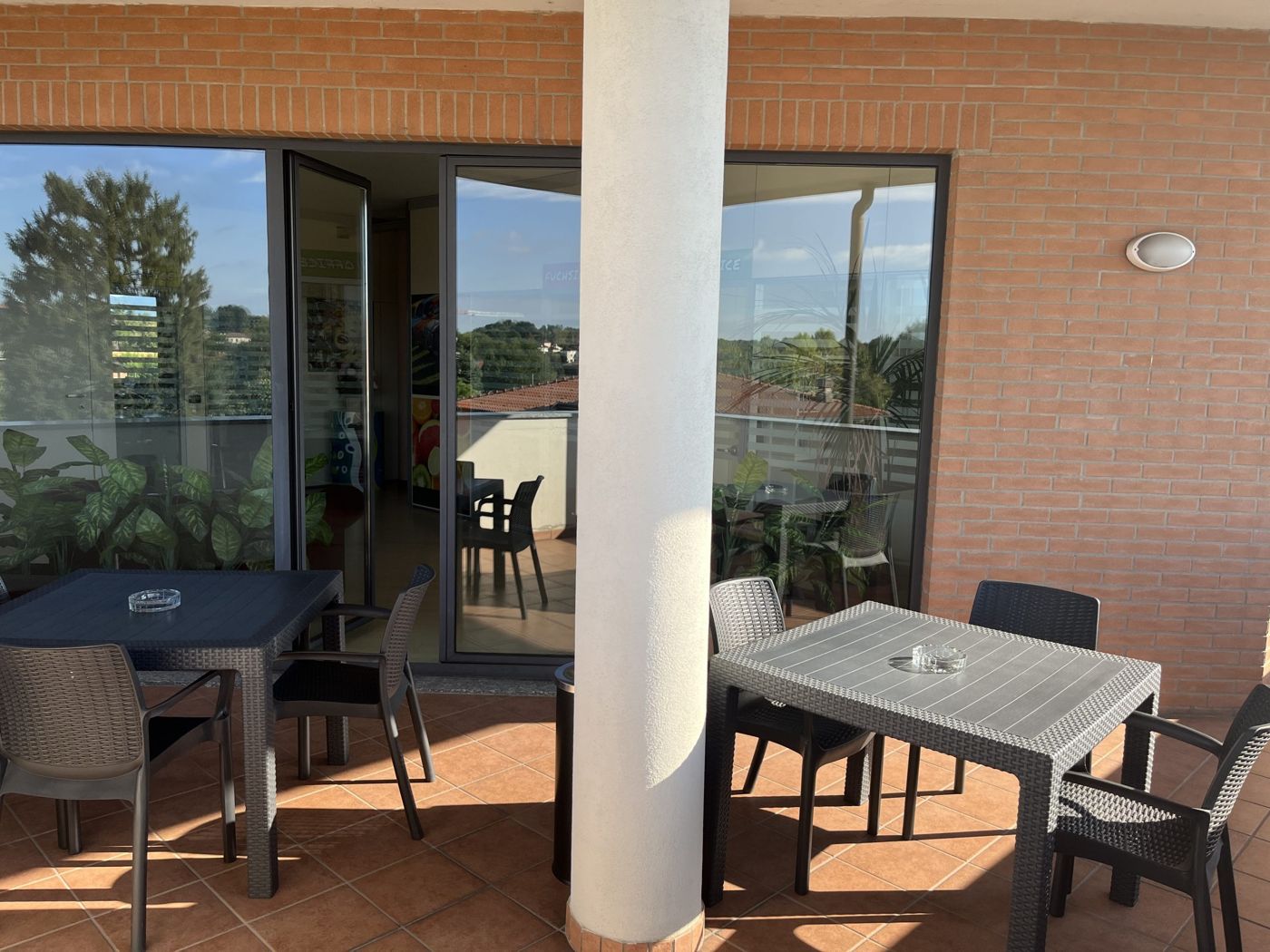 Terrazza con tavoli