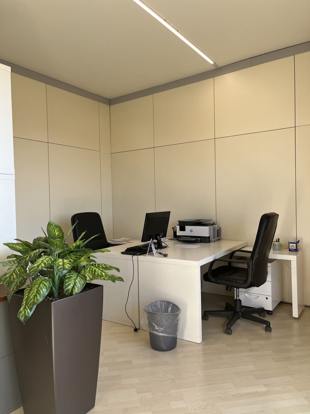 Ufficio con due postazioni e pareti attrezzate