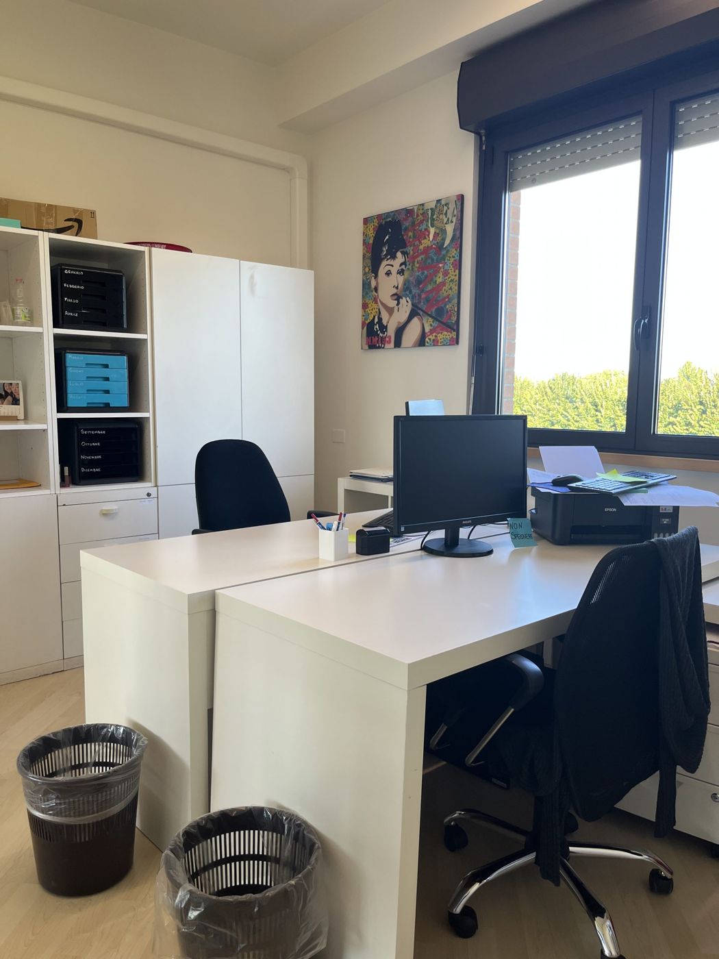 Ufficio luminoso con finestra e armadi