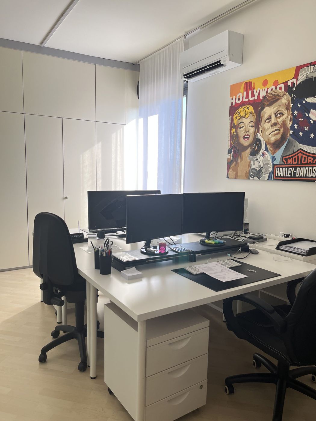 Ufficio con postazioni multi-monitor