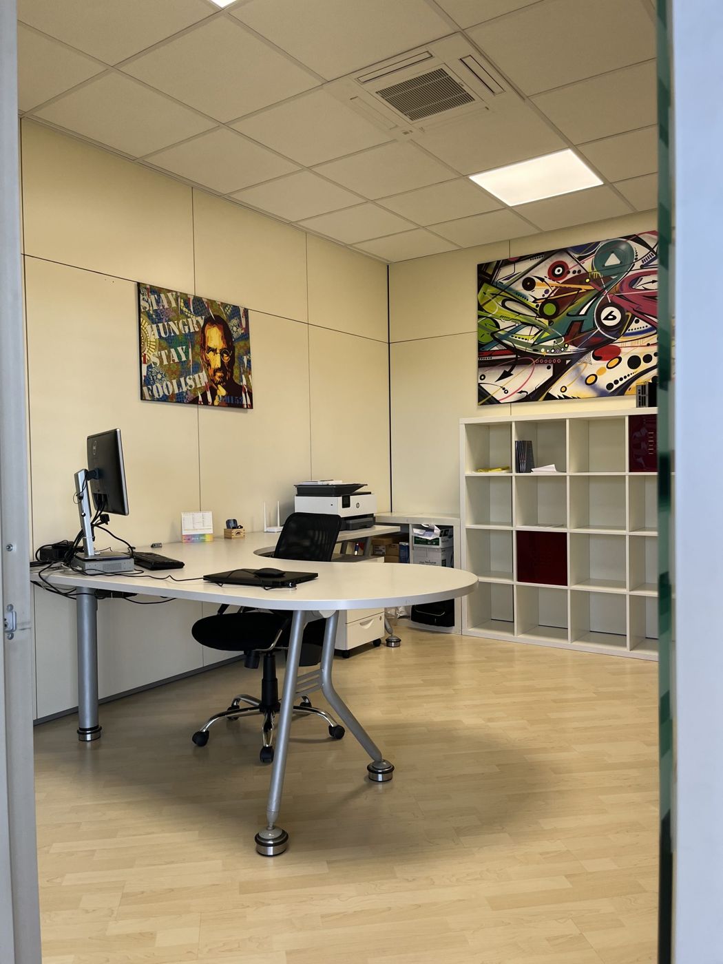Ufficio singolo con scrivania ad angolo e libreria